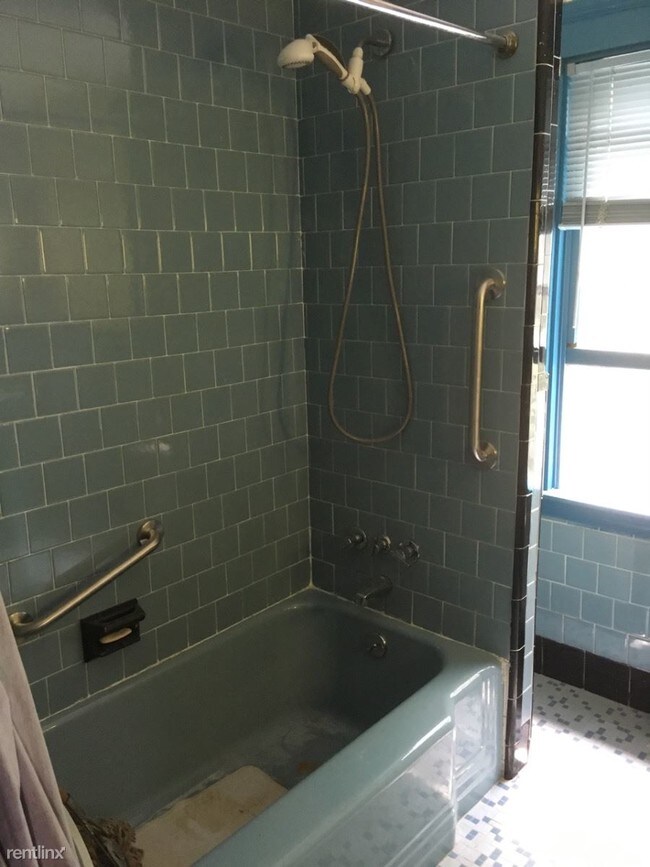 Building Photo - 3 br, 1 bath Duplex - 40 Monastery Rd # 2C