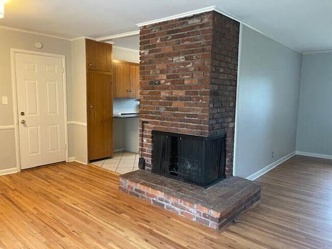 Foto del edificio - Well Maintained Mid Town Bungalow!