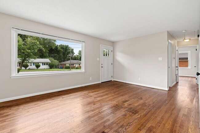Building Photo - Available 08/15/2025! Adorable 3 Bedroom H...