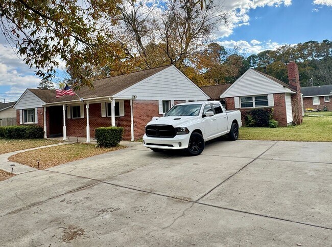 Foto del edificio - Charming Brick Ranch in the Heart of Churchland