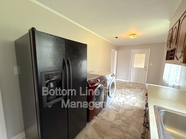 Foto del edificio - 5530 Radford Ave