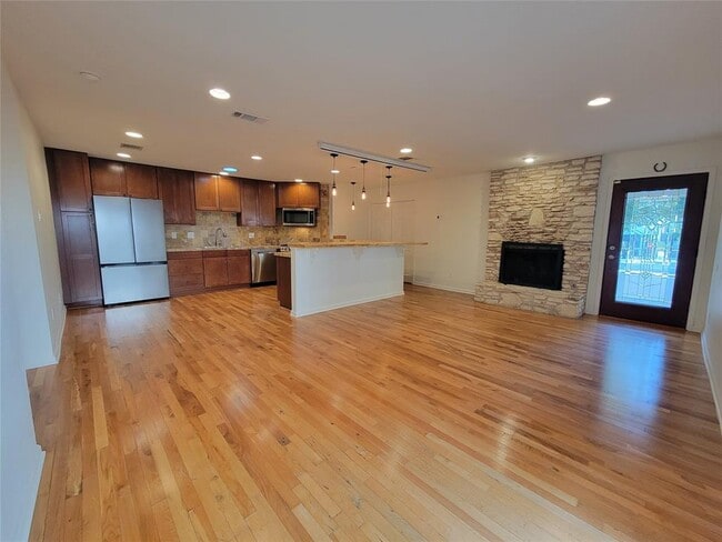 Building Photo - 2011 Meadowridge Dr