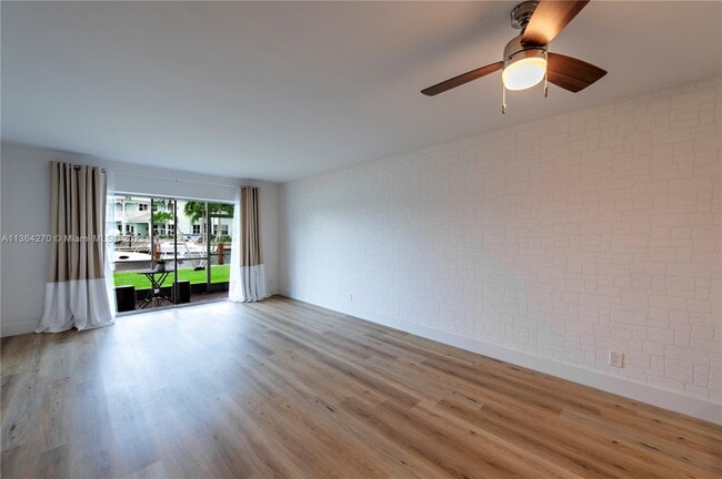 Building Photo - 1100 Pine Dr