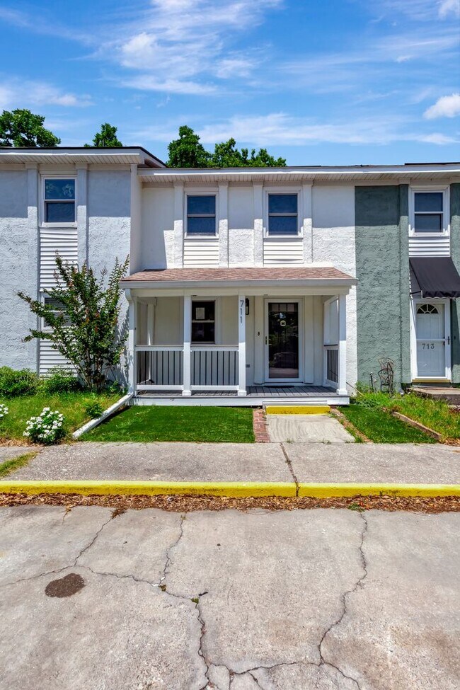 Foto del edificio - Stunning Mt Pleasant Town House!