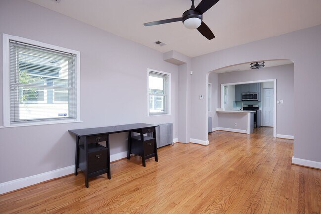 Foto del edificio - Charming 3BR/2BADetached Bungalow Blocks to the Arboretum is Move-in Ready!