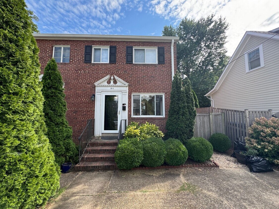 Primary Photo - Beautiful 2 Bed 2 Bath Semi-Detached Brick...