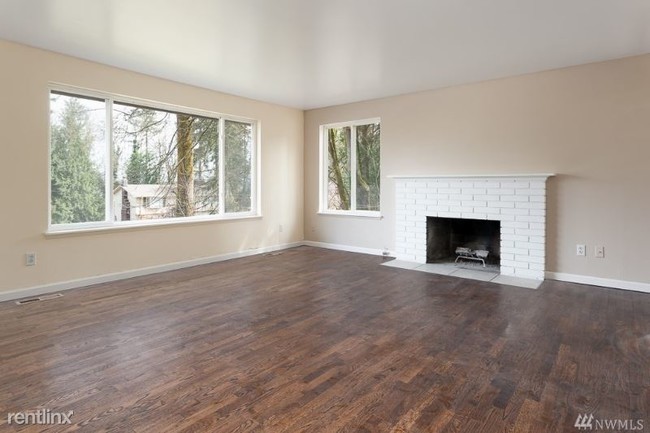 Building Photo - 4 br, 2.5 bath House - 16353 SE 40th St