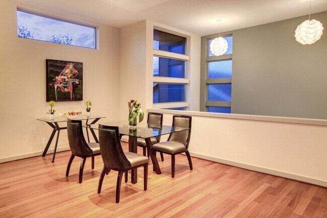 Foto del edificio - Stunning Ravenna Contemporary Home! Virtua...