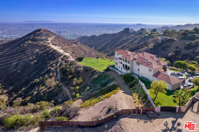 Building Photo - 2462 Solar Dr