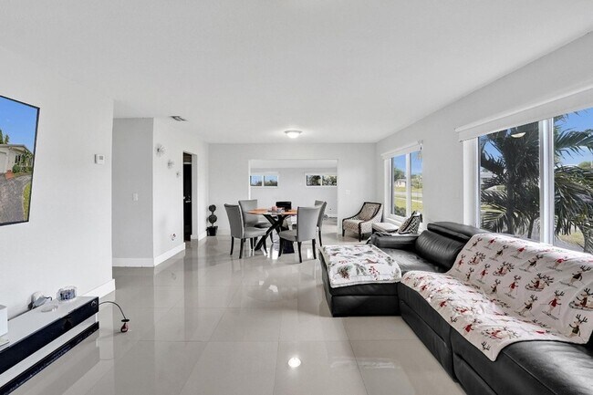 Foto del edificio - 3322 McKinley St