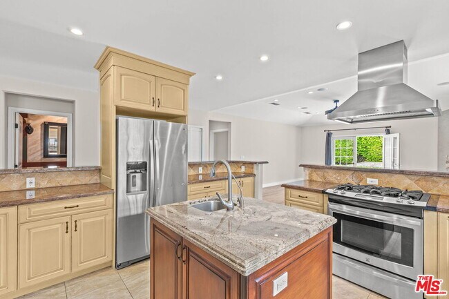 Building Photo - 5027 Ledge Ave