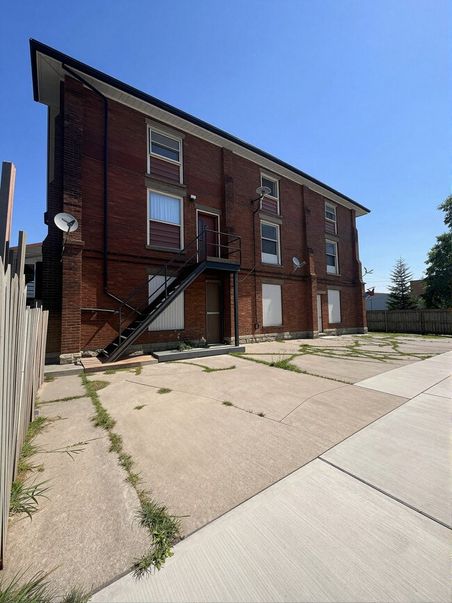 Building Photo - 134 Victoria St S