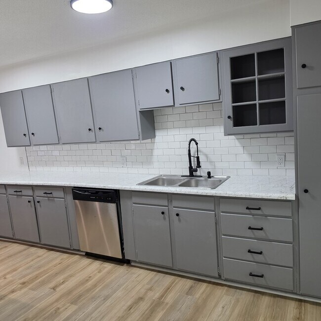 Foto del edificio - Spacious 4 bedrooms and 2 full baths home located on Holmes Rd in Kansas City, MO