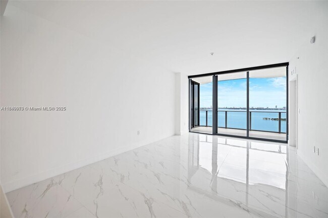 Foto del edificio - 700 NE 24th St