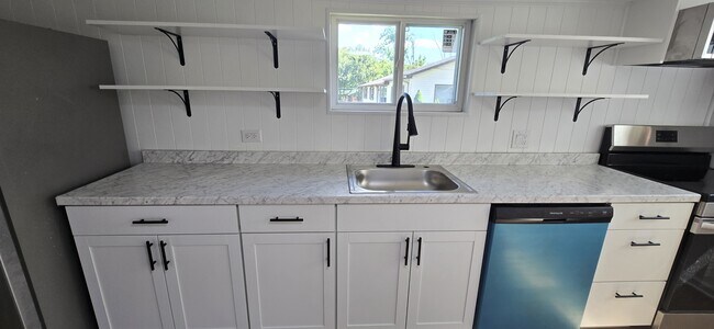 Foto del edificio - 7114 South Dr NW