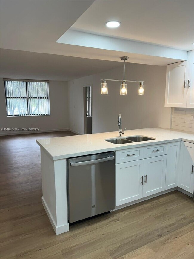 Foto del edificio - 14501 N Kendall Dr