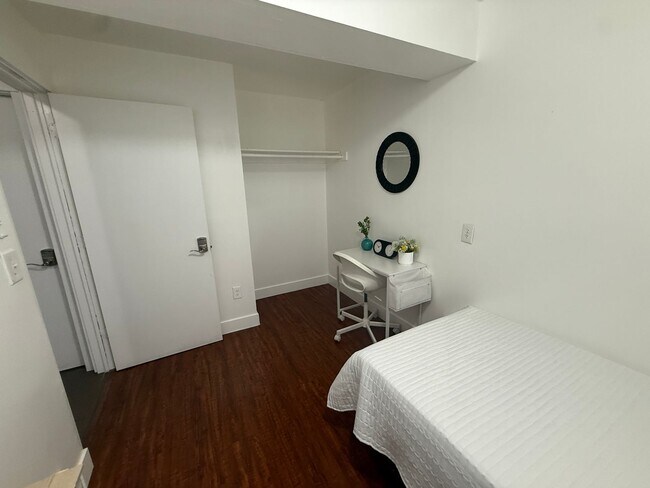 Foto del edificio - Affordable Private Girl room Downtown - Top Floor and Furnished