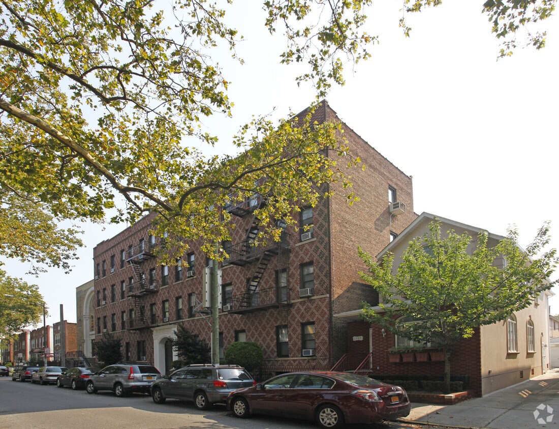 Building Photo - Palace Court