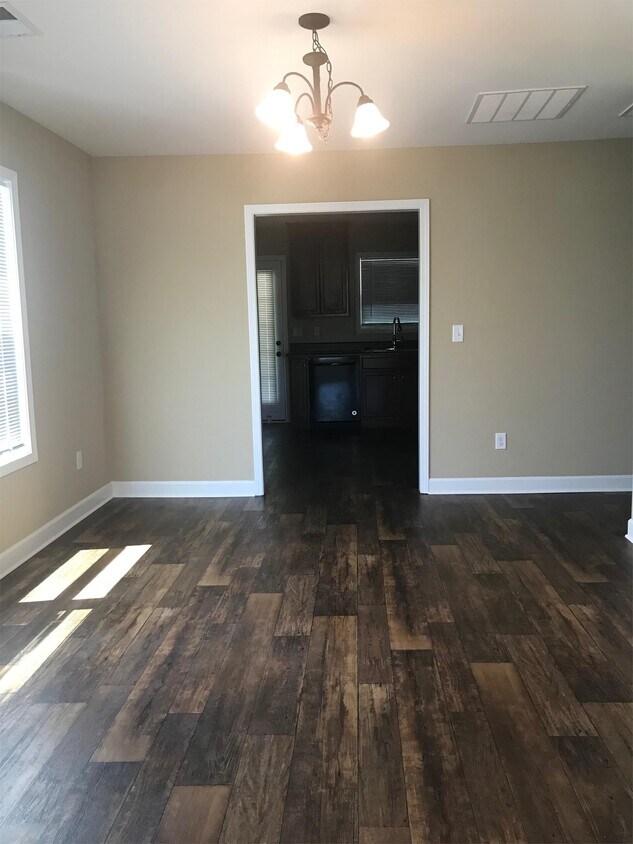 Building Photo - 108 Essex Dr