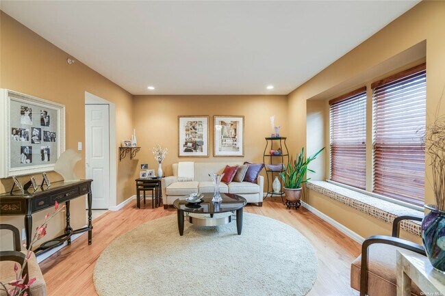 Building Photo - 205 Fen Wy