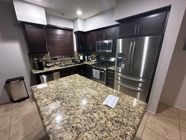 Building Photo - 315 Royal Gln