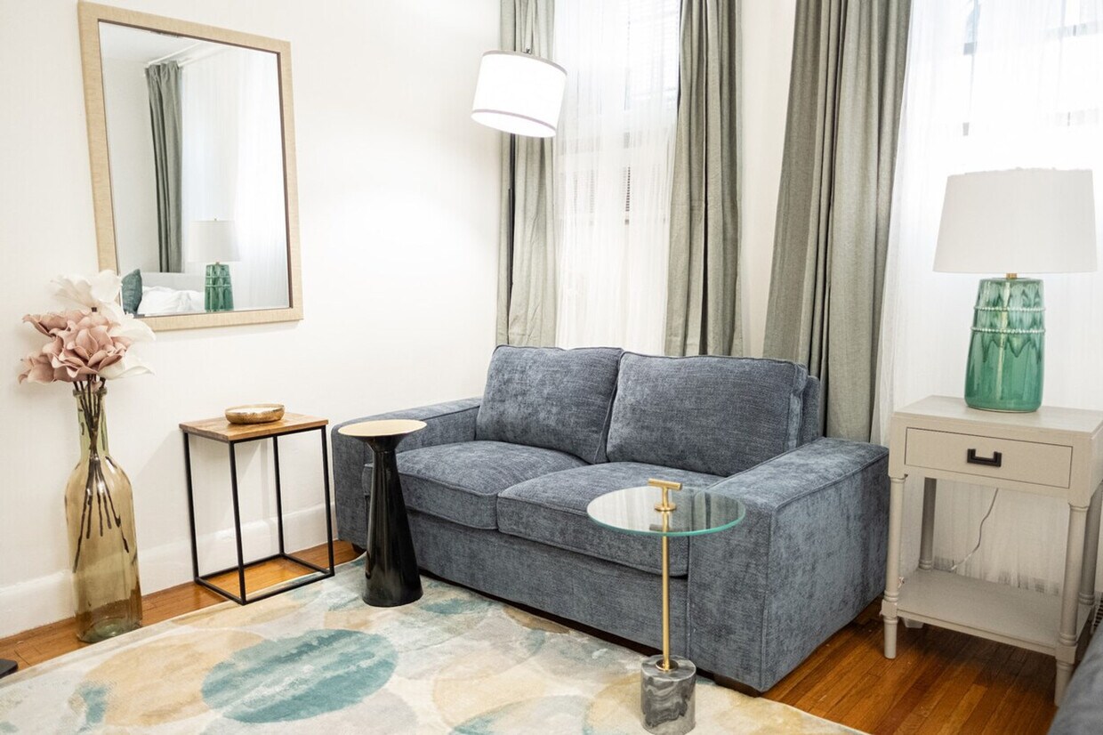 Foto principal - 328 E 74th St