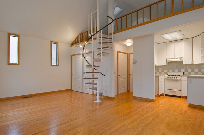 Building Photo - 3 Home Pl E
