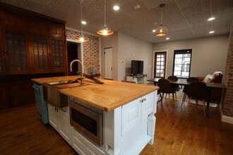 Building Photo - 400 N 9th St Rd