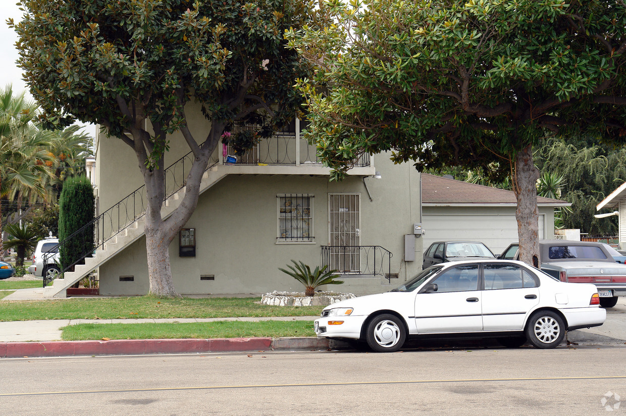 Building Photo - 137 N Oak St