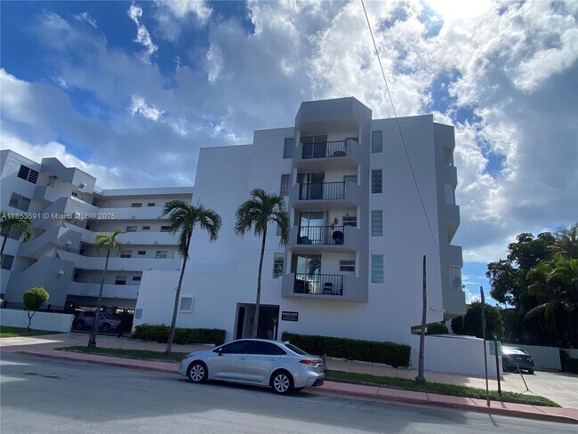Foto del edificio - 7921 Byron Ave