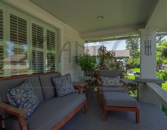 Building Photo - Stunning South Hill Home