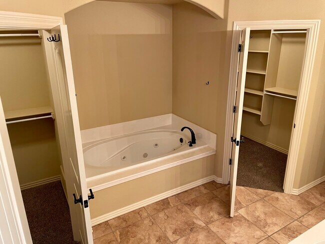 Master bath w/closets - 3187 Indian Springs Ave