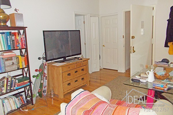 Foto del edificio - 2 bedroom in Gorgeous Clinton Hill Building