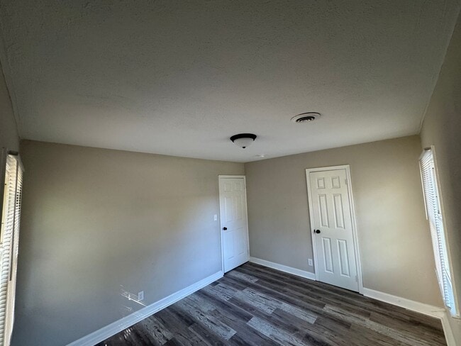 Building Photo - 2 bed 1 bath dupex