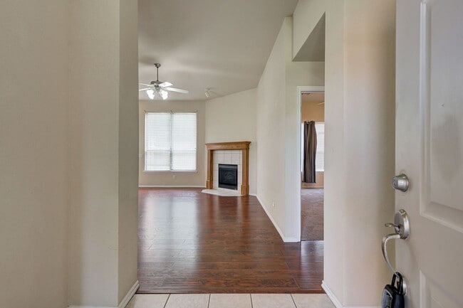 Building Photo - Gorgeous 3 Bed 2 bath 3 Car Garage Home in...
