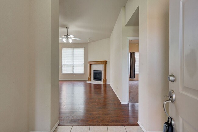 Foto del edificio - Gorgeous 3 Bed 2 bath 3 Car Garage Home in...