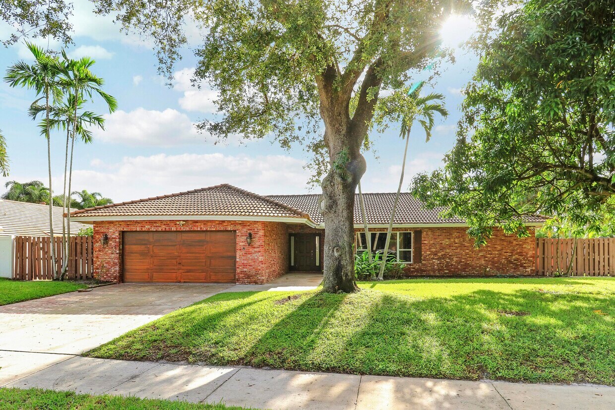 Primary Photo - 100 SW 15th Ct