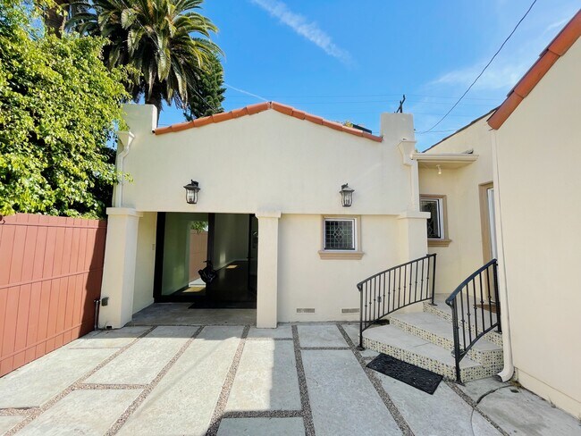 Foto del edificio - 728 Westbourne Dr