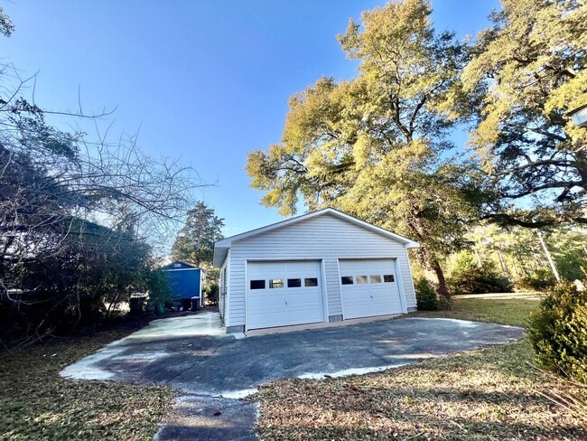 Building Photo - Peden Point/Mrytle Grove/Masonboro Loop South Wilmington  2 garage garage! Oak Trees! Covered Porch!