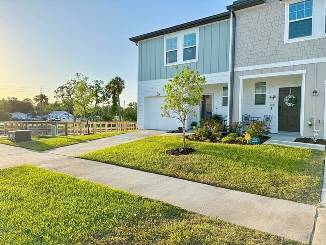 Building Photo - Upgraded 2023 3BR 3BTH Townhome  Near Apol...