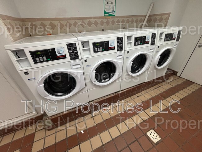 Foto del edificio - 671 Lincoln Ave