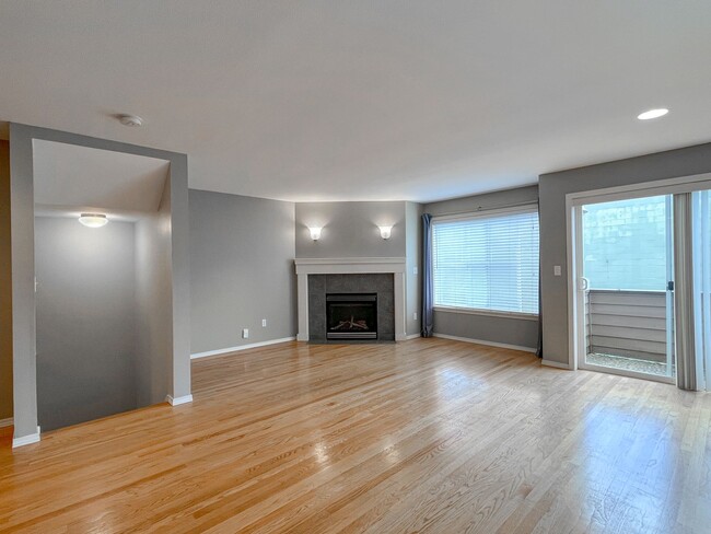 Building Photo - Spacious Wallingford 3bd/2.5bth Townhouse,...