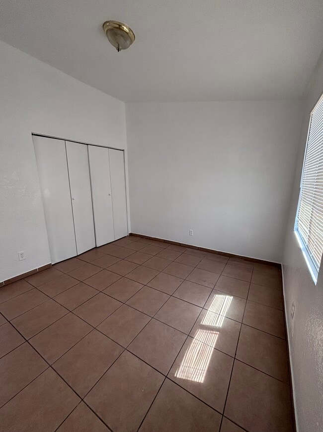 Building Photo - 415 E Thoroughbred St