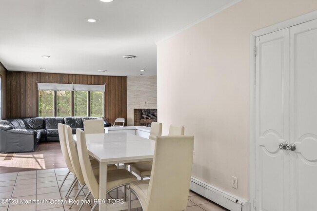 Building Photo - 988 Woodgate Ave