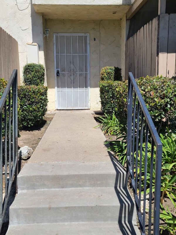 Building Photo - 2717 Santiago Rd