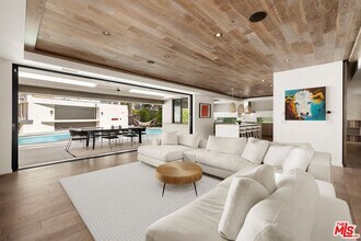 Building Photo - 16957 Mooncrest Dr