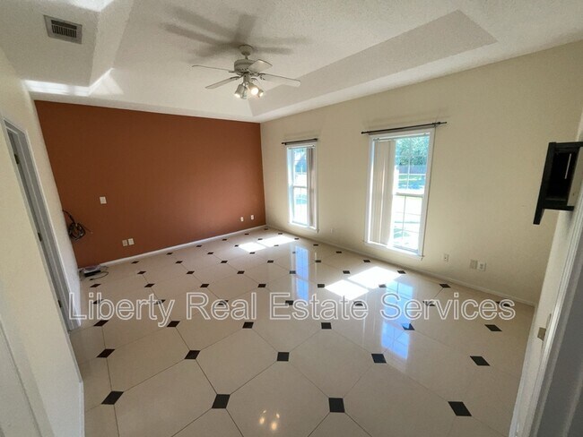 Building Photo - 380 Tremain Dr