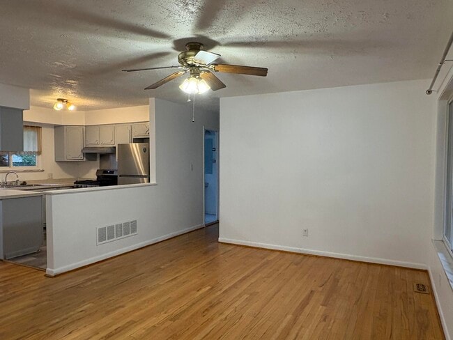 Building Photo - 3304 Maple Dr