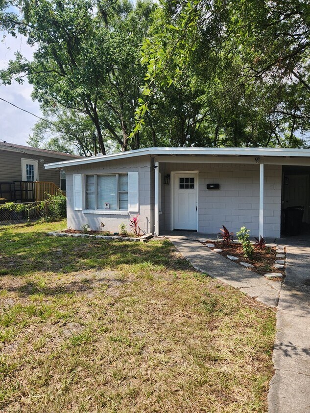 Foto principal - Updated 3/2 with oversize bedrooms