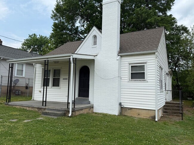 Building Photo - Three bedroom, 1 bath house in Burlington